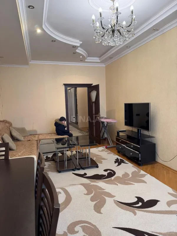 Kirayə verilir 3 otaqlı mənzil 130 m²