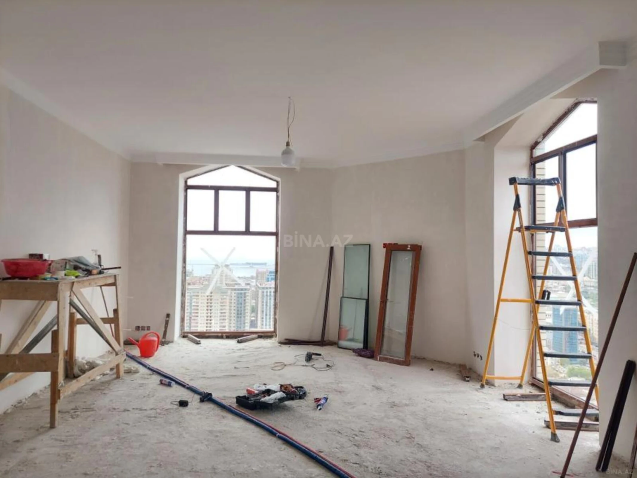 Satılır 3 otaqlı mənzil 130 m²