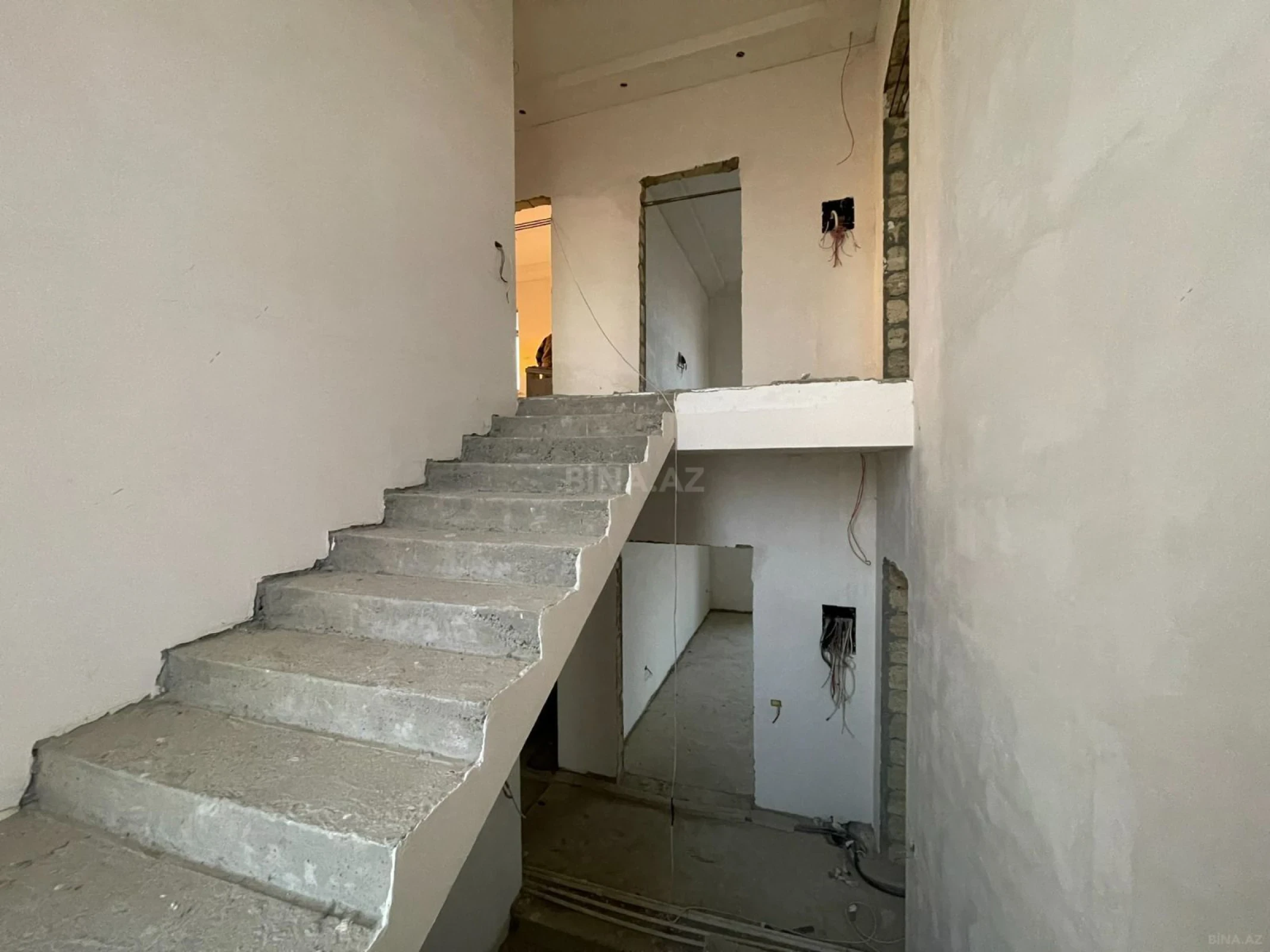 Satılır 8 otaqlı həyət evi 280 m²