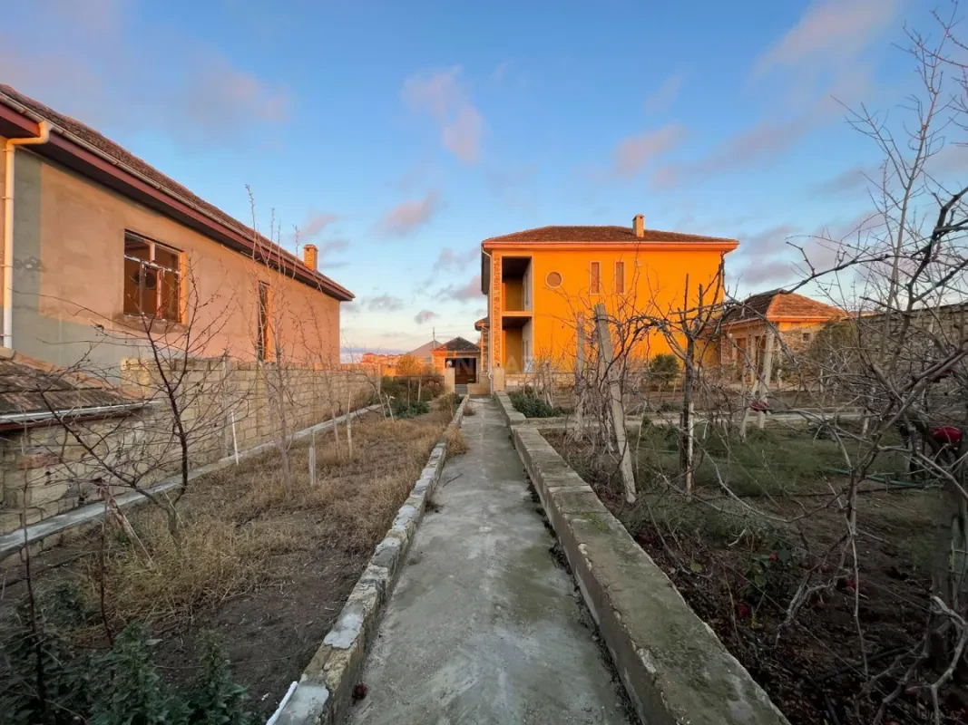 Satılır 8 otaqlı həyət evi 280 m²