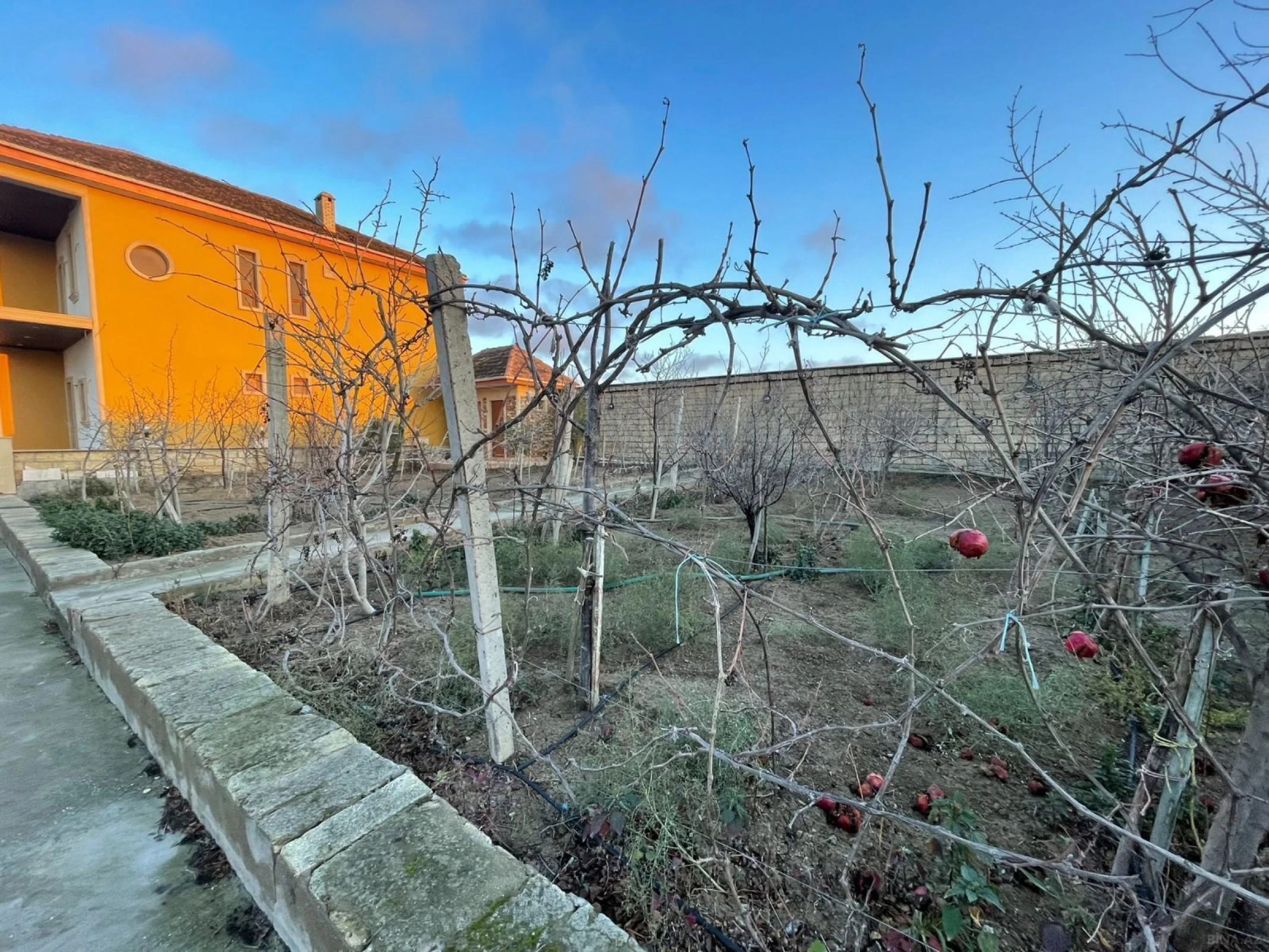 Satılır 8 otaqlı həyət evi 280 m²