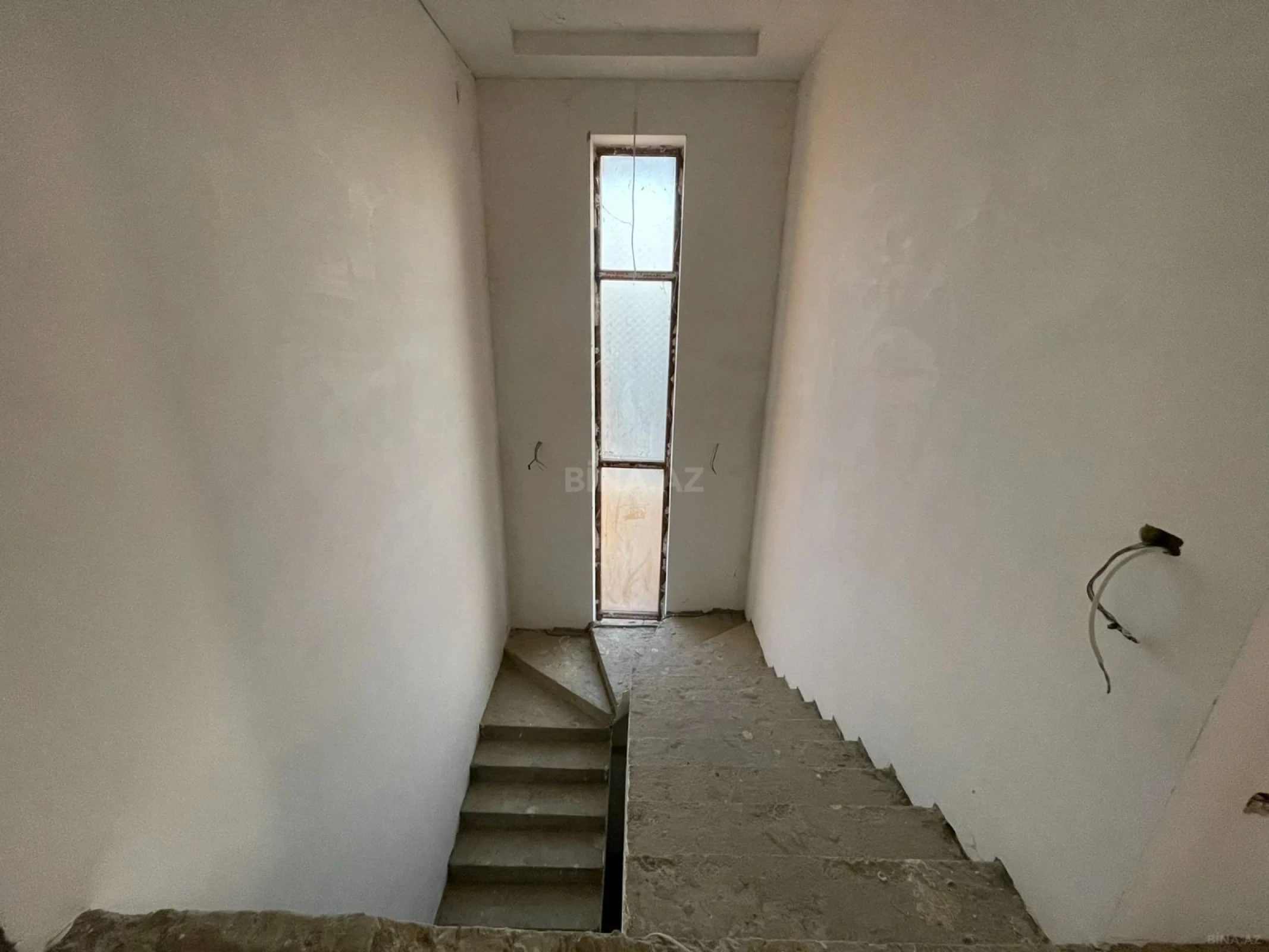 Satılır 8 otaqlı həyət evi 280 m²