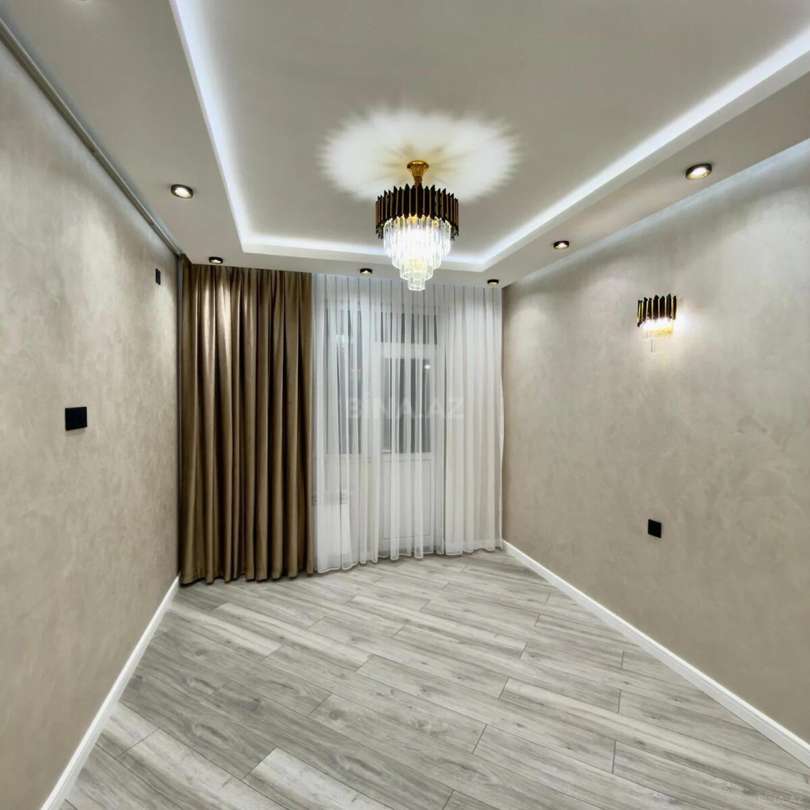 Satılır 4 otaqlı mənzil 164 m²