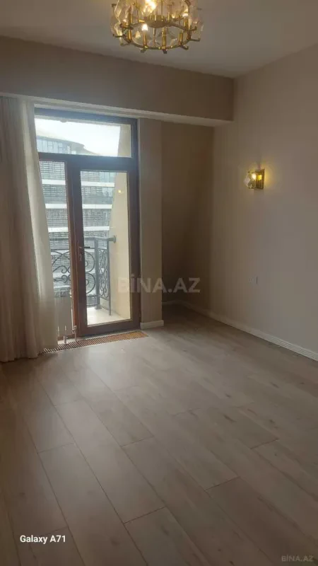 Kirayə verilir 5 otaqlı mənzil 240 m²