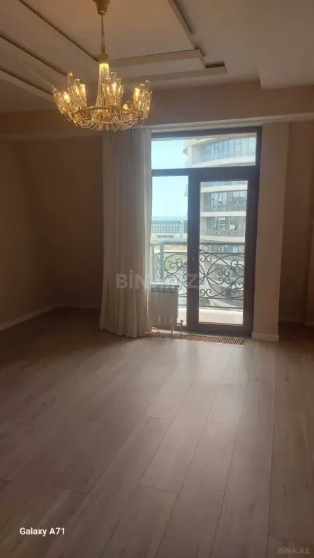 Kirayə verilir 5 otaqlı mənzil 240 m²