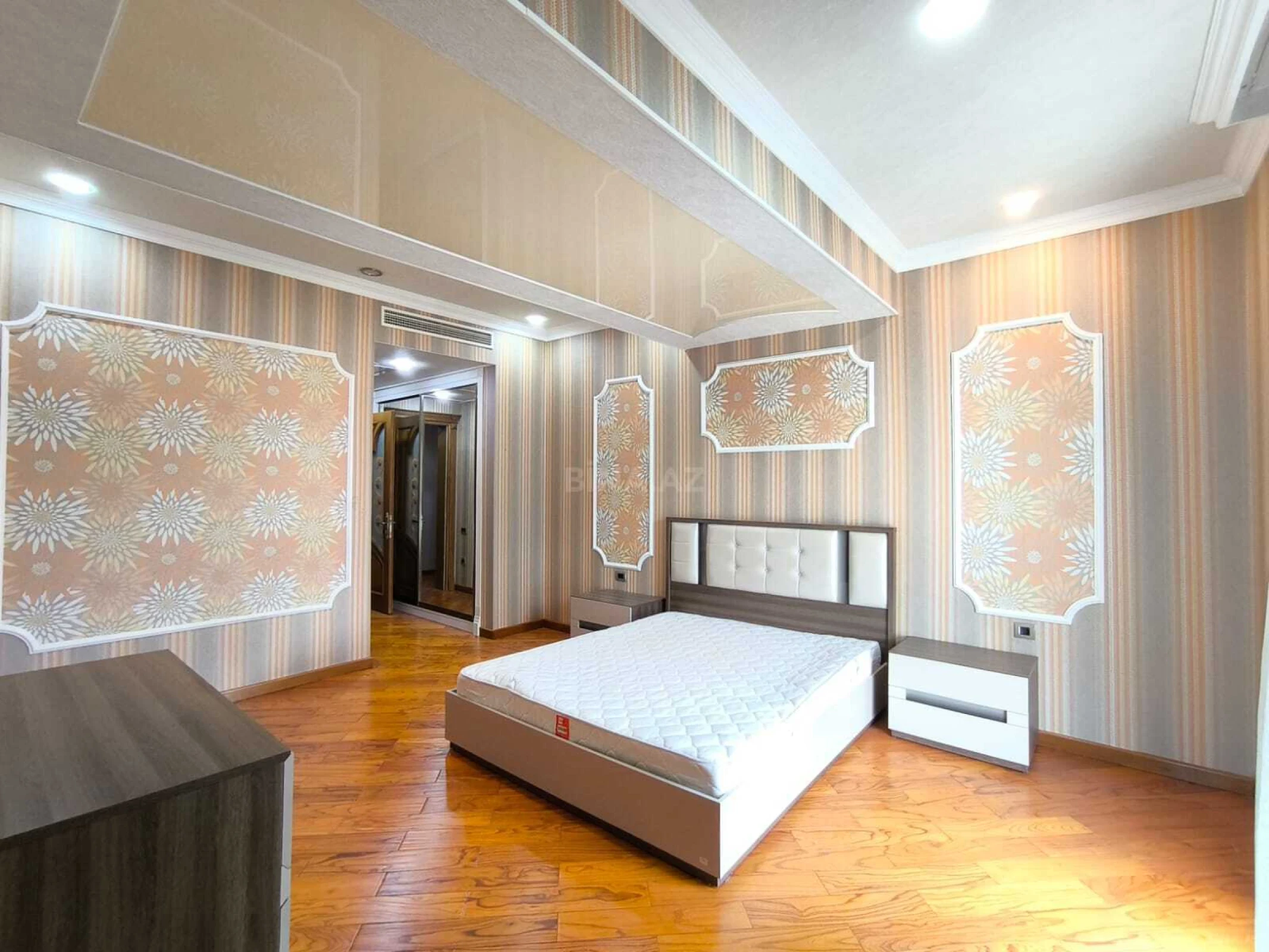 Kirayə verilir 5 otaqlı mənzil 320 m²
