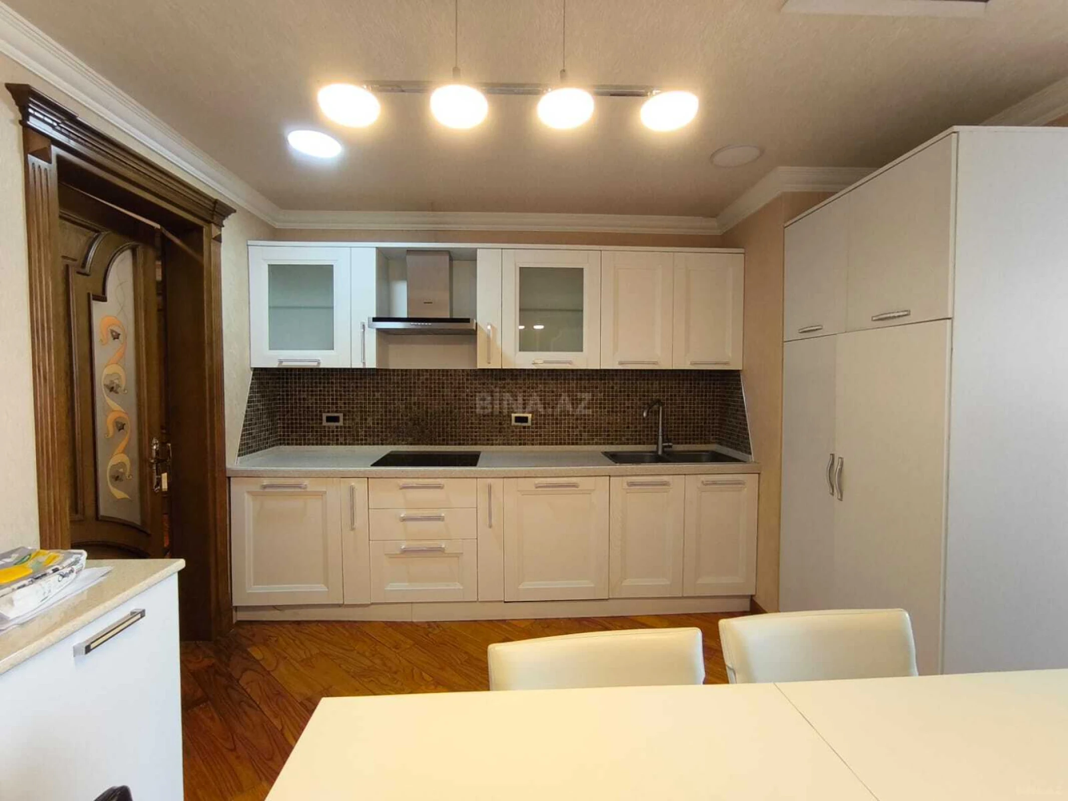 Kirayə verilir 5 otaqlı mənzil 320 m²