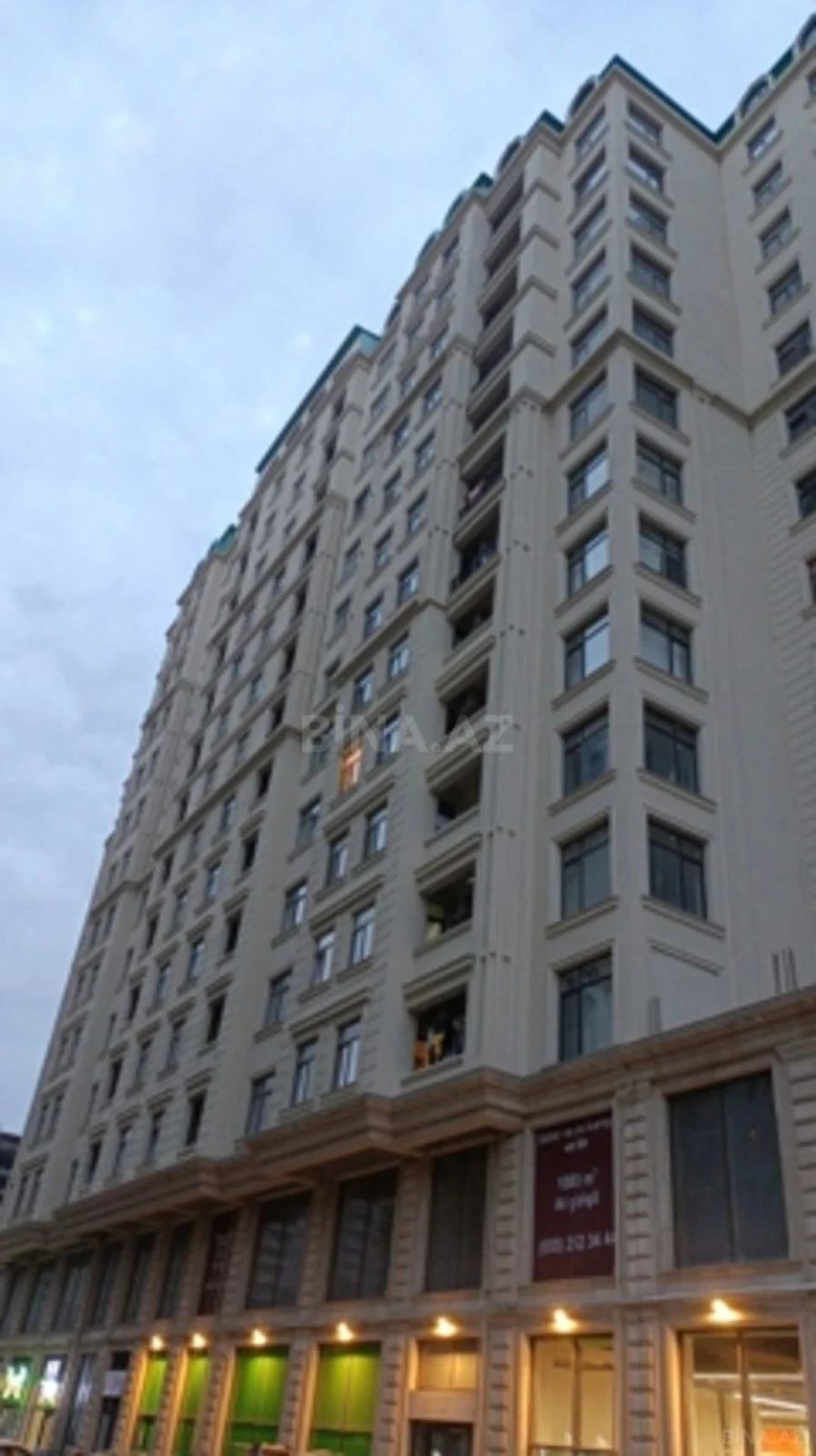 Satılır 4 otaqlı mənzil 215 m²