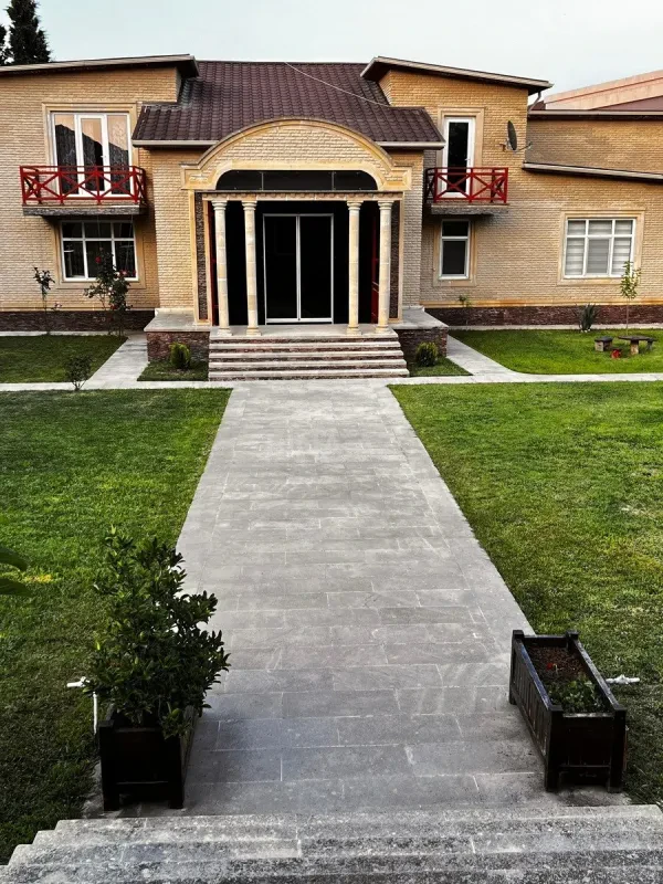 Satılır 7 otaqlı həyət evi 414 m²