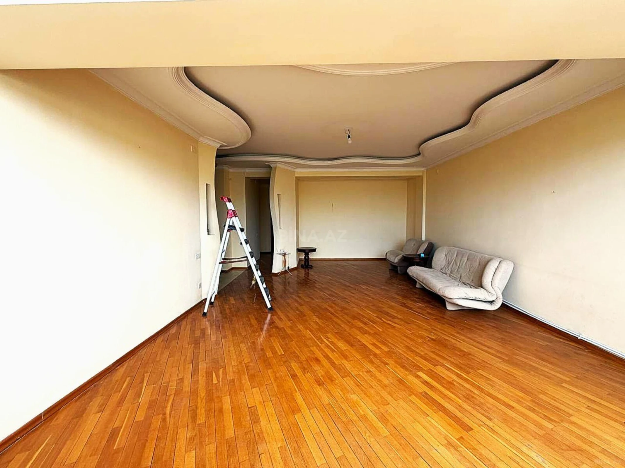 Satılır 5 otaqlı mənzil 160 m²