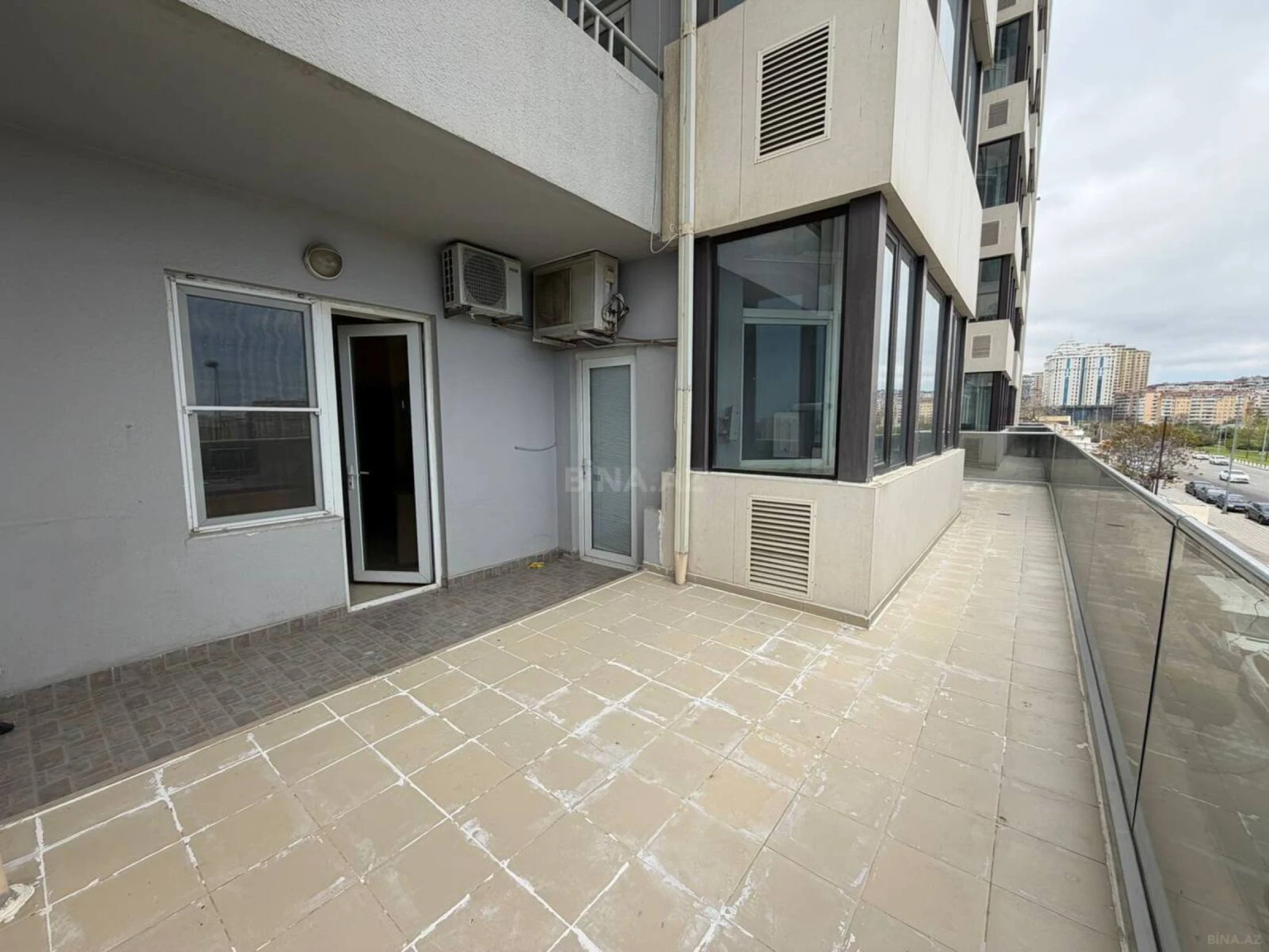 Satılır 5 otaqlı mənzil 160 m²