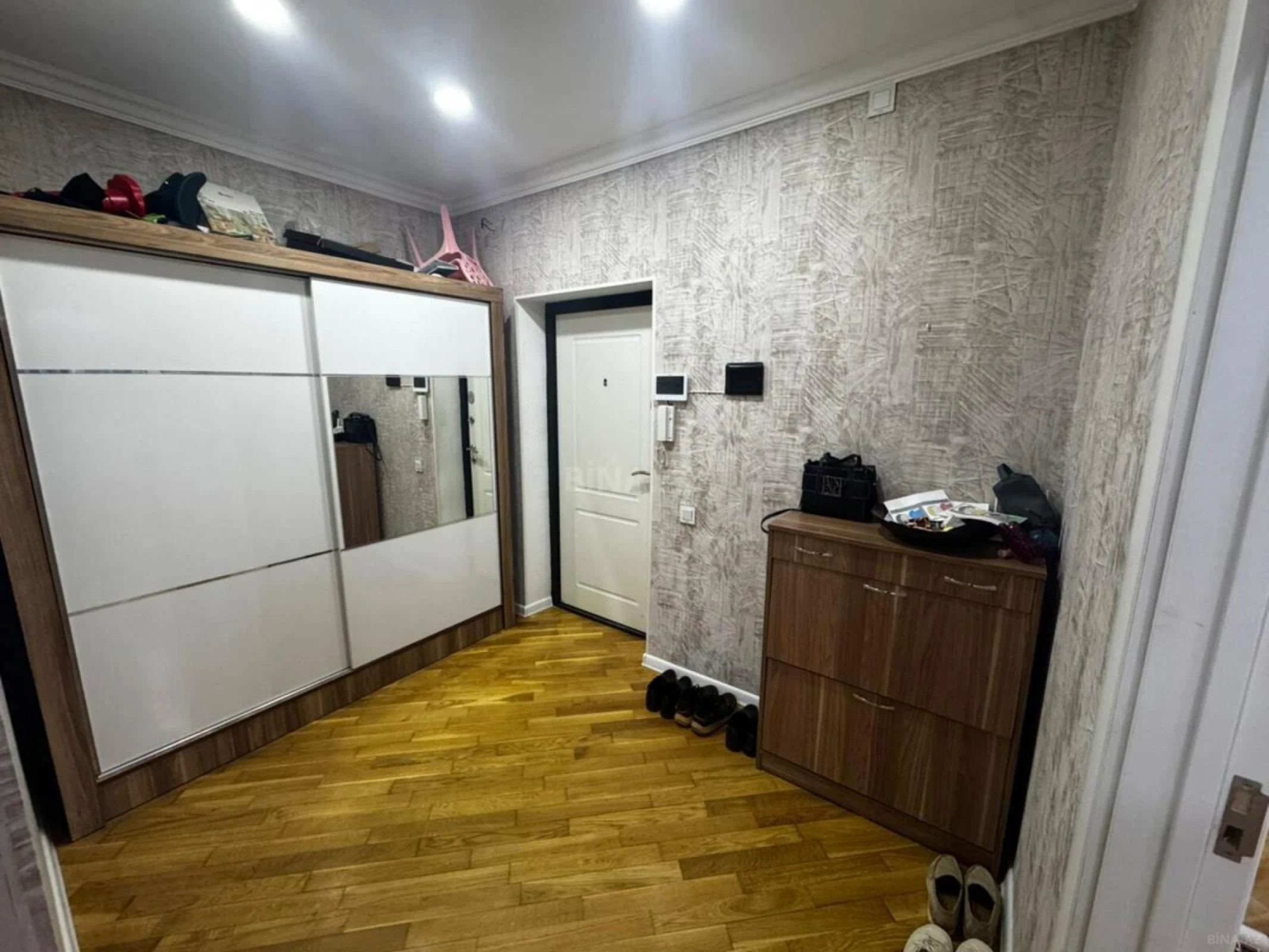 Satılır 2 otaqlı mənzil 109 m²