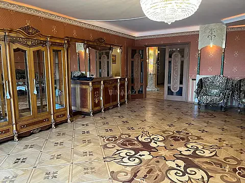 Satılır 5 otaqlı mənzil 295 m²