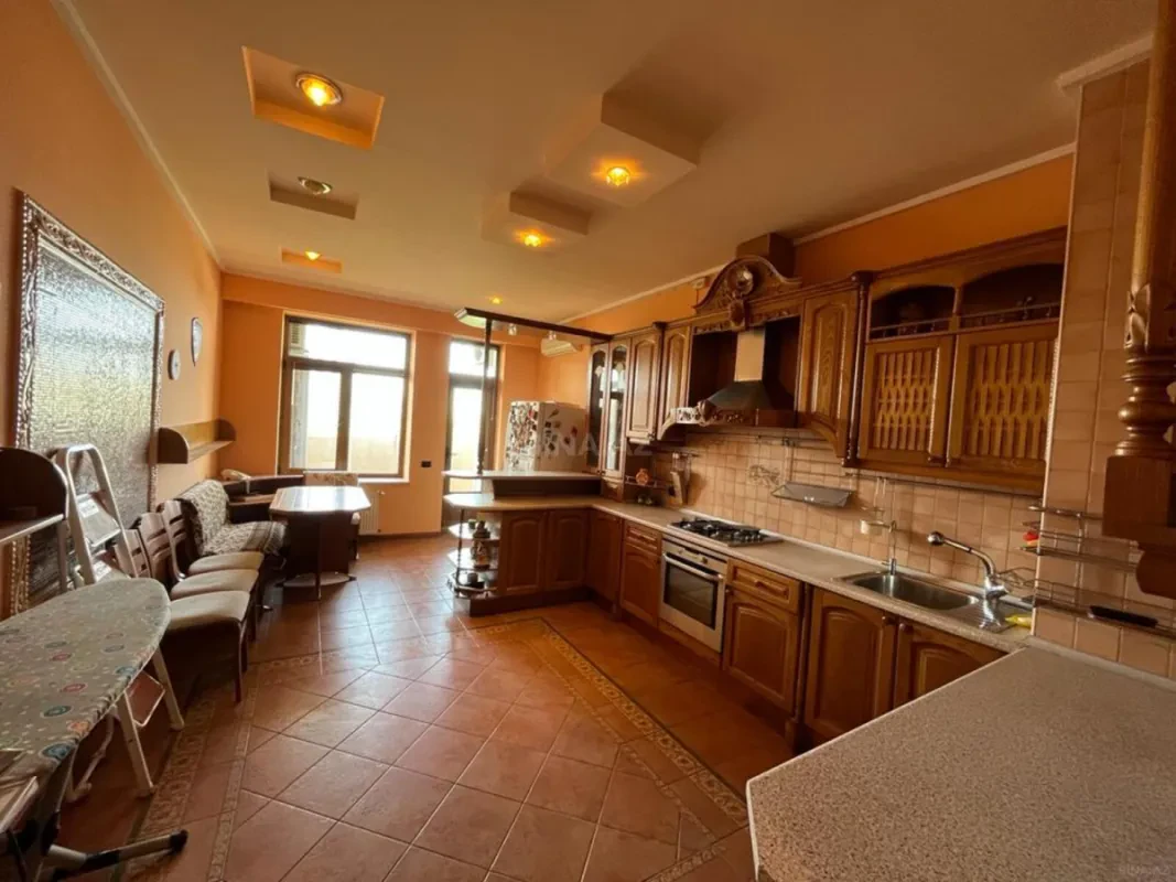 Satılır 5 otaqlı mənzil 295 m²