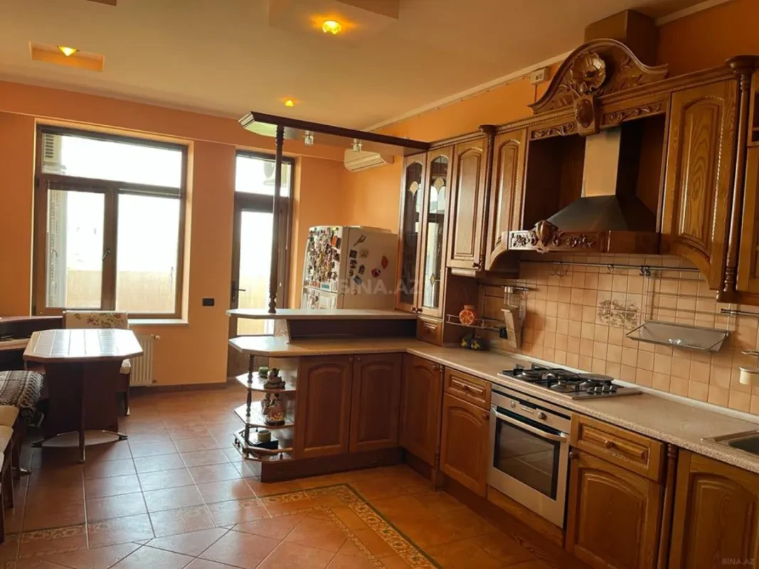 Satılır 5 otaqlı mənzil 295 m²