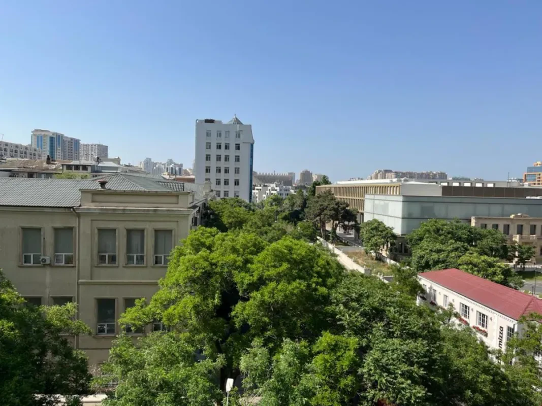 Satılır 5 otaqlı mənzil 295 m²