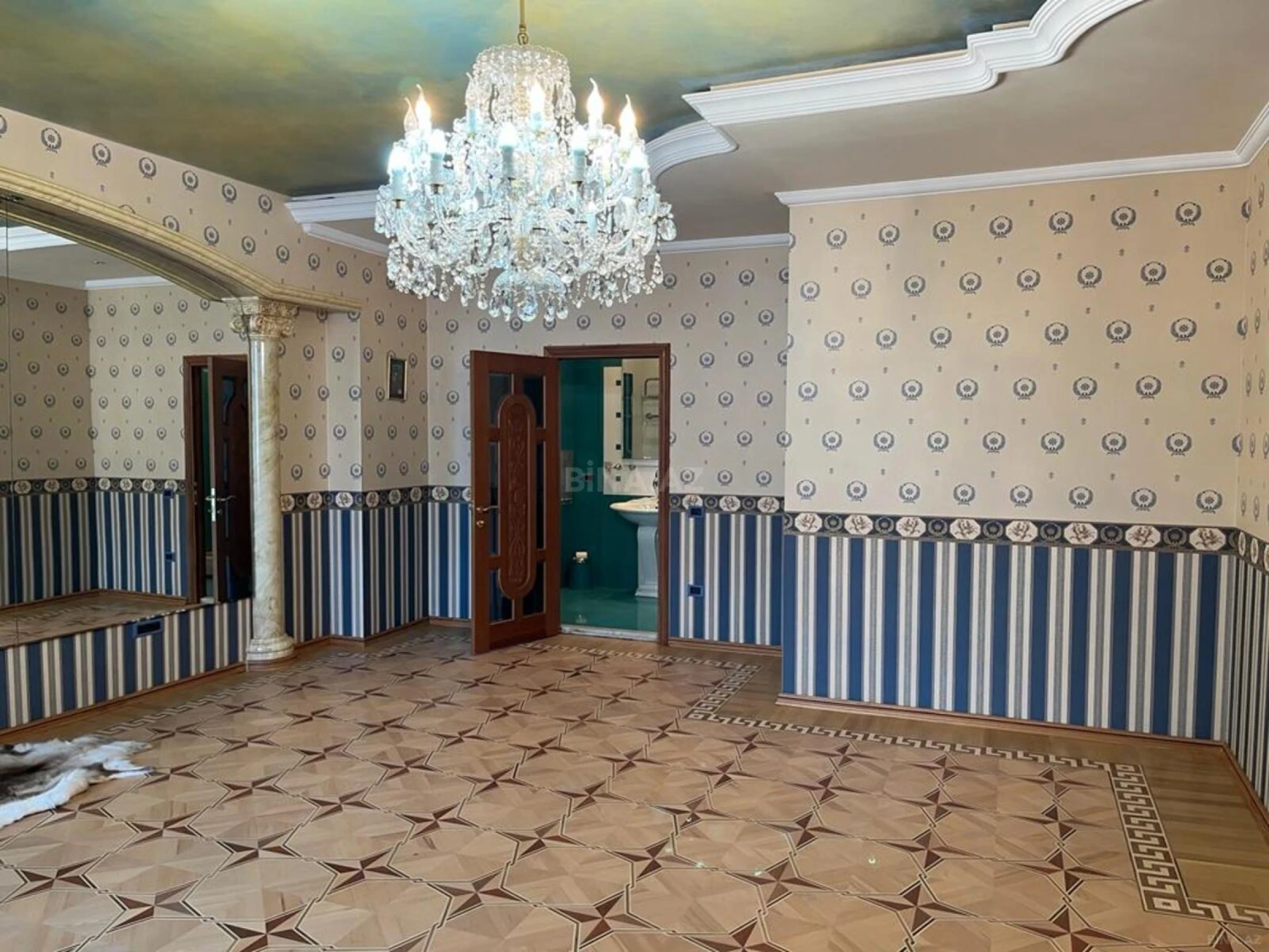 Satılır 5 otaqlı mənzil 295 m²