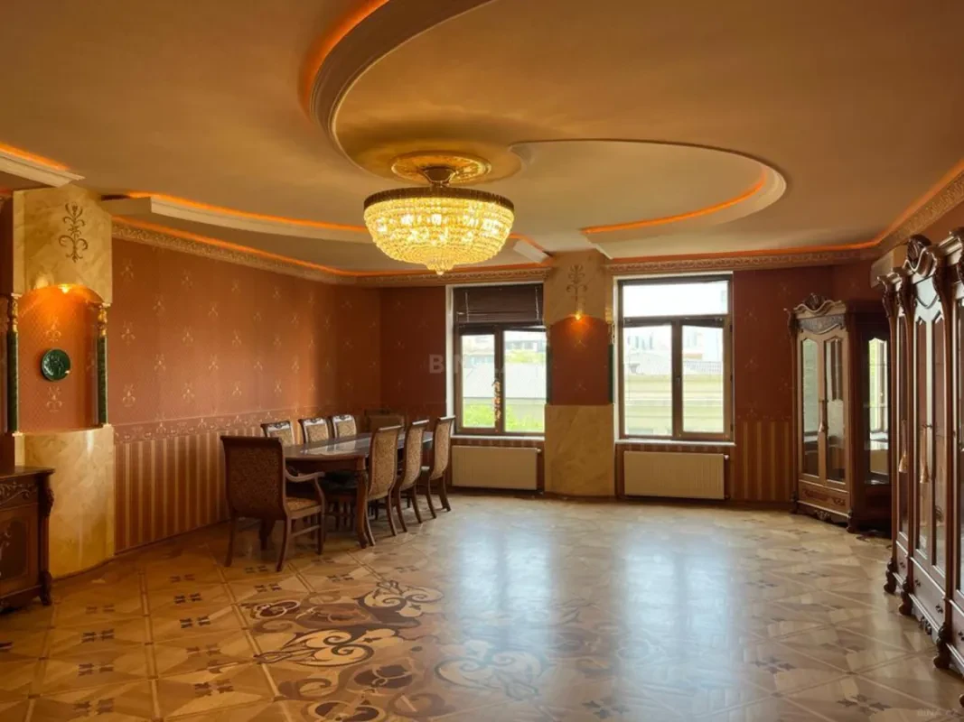 Satılır 5 otaqlı mənzil 295 m²