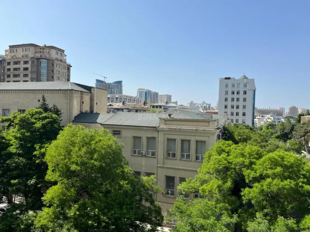 Satılır 5 otaqlı mənzil 295 m²