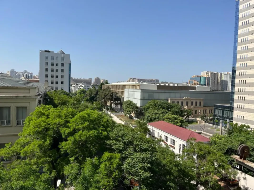 Satılır 5 otaqlı mənzil 295 m²