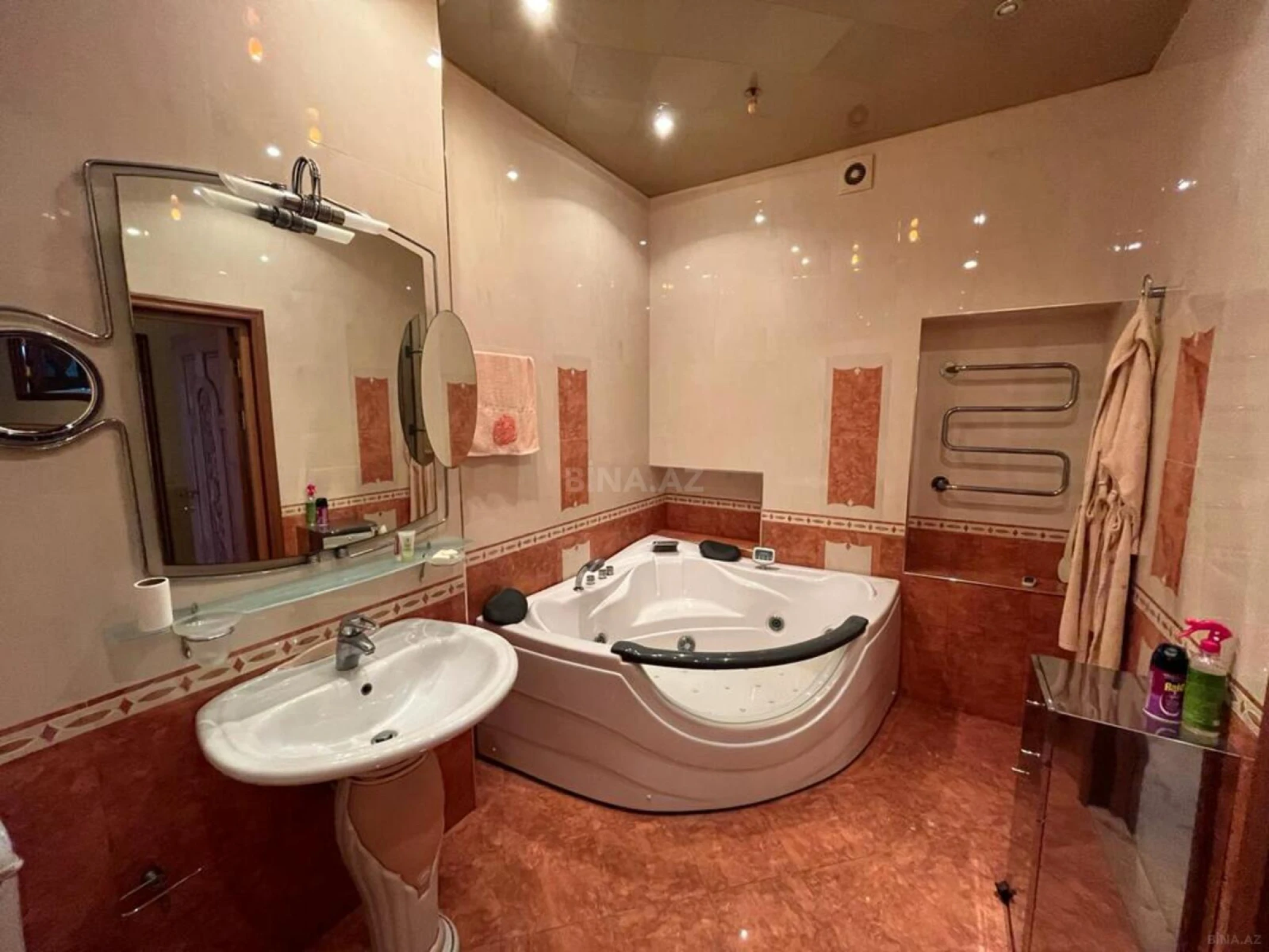 Satılır 5 otaqlı mənzil 295 m²