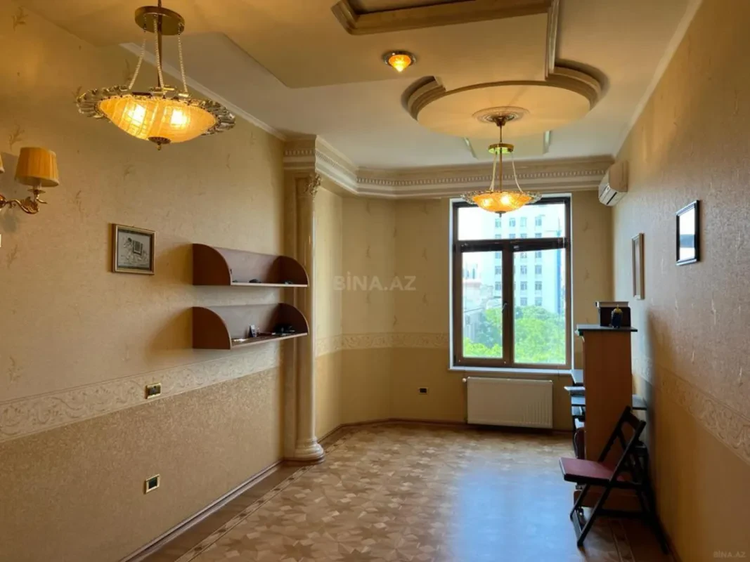Satılır 5 otaqlı mənzil 295 m²