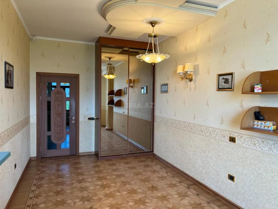 Satılır 5 otaqlı mənzil 295 m²