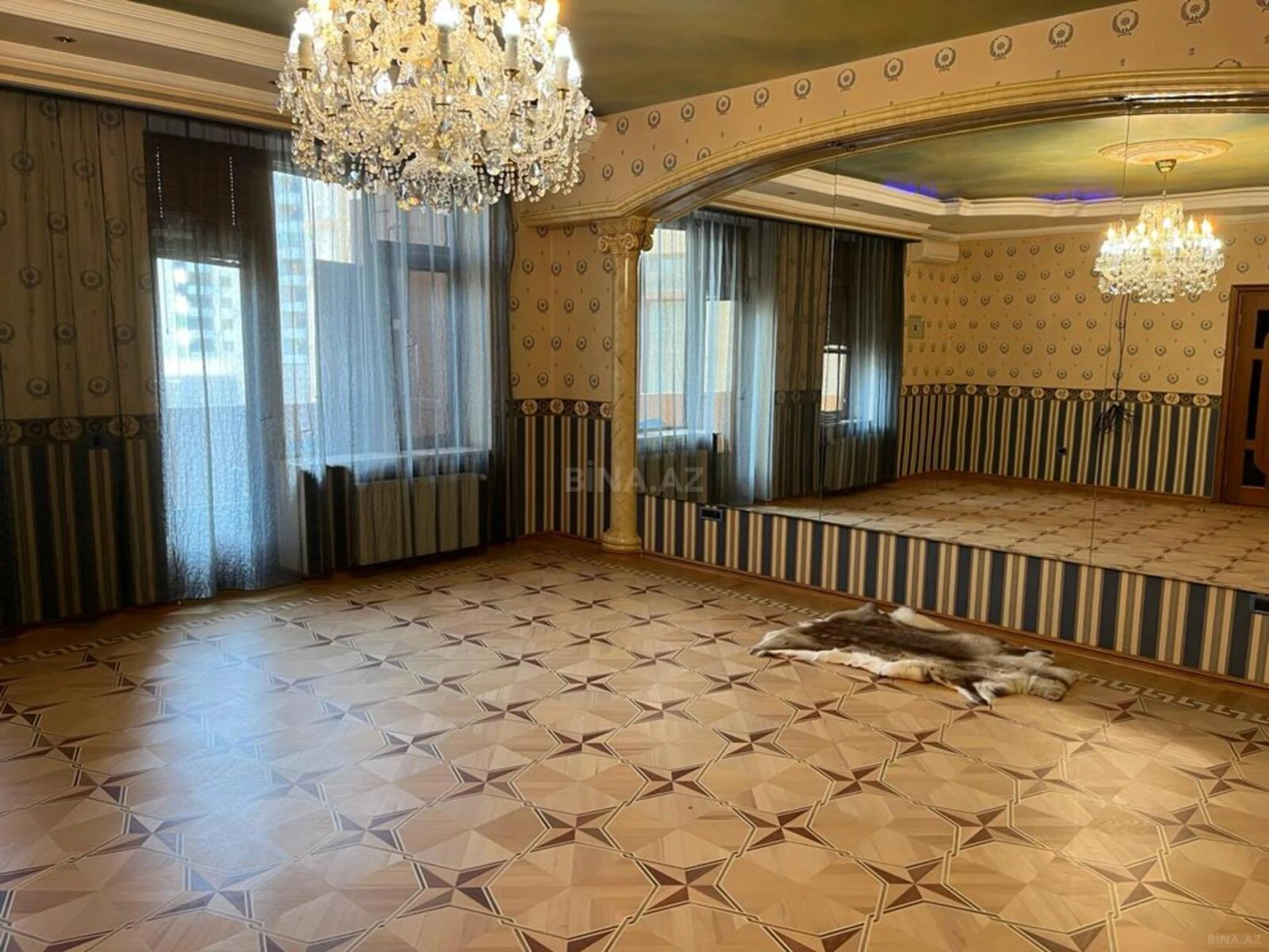 Satılır 5 otaqlı mənzil 295 m²