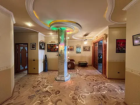 Satılır 5 otaqlı mənzil 295 m²