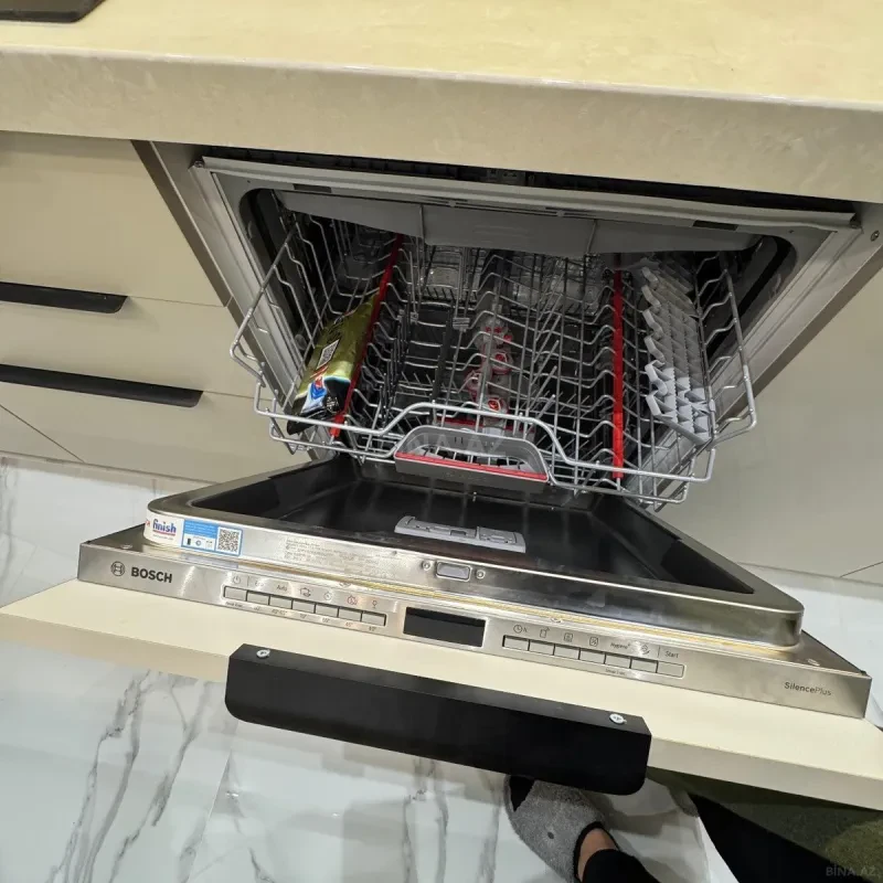 Kirayə verilir 4 otaqlı mənzil 140 m²