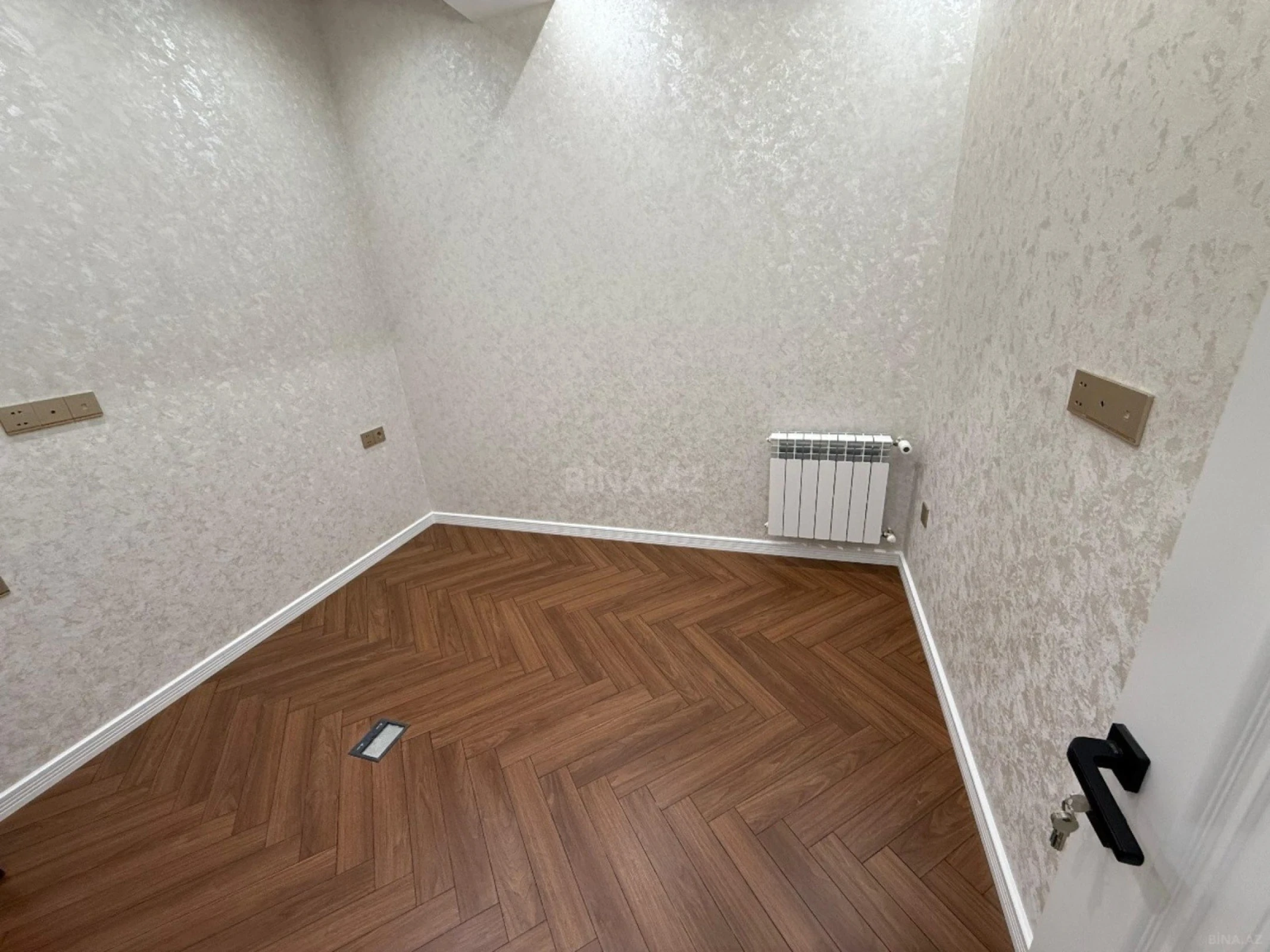 Kirayə verilir 4 otaqlı mənzil 140 m²