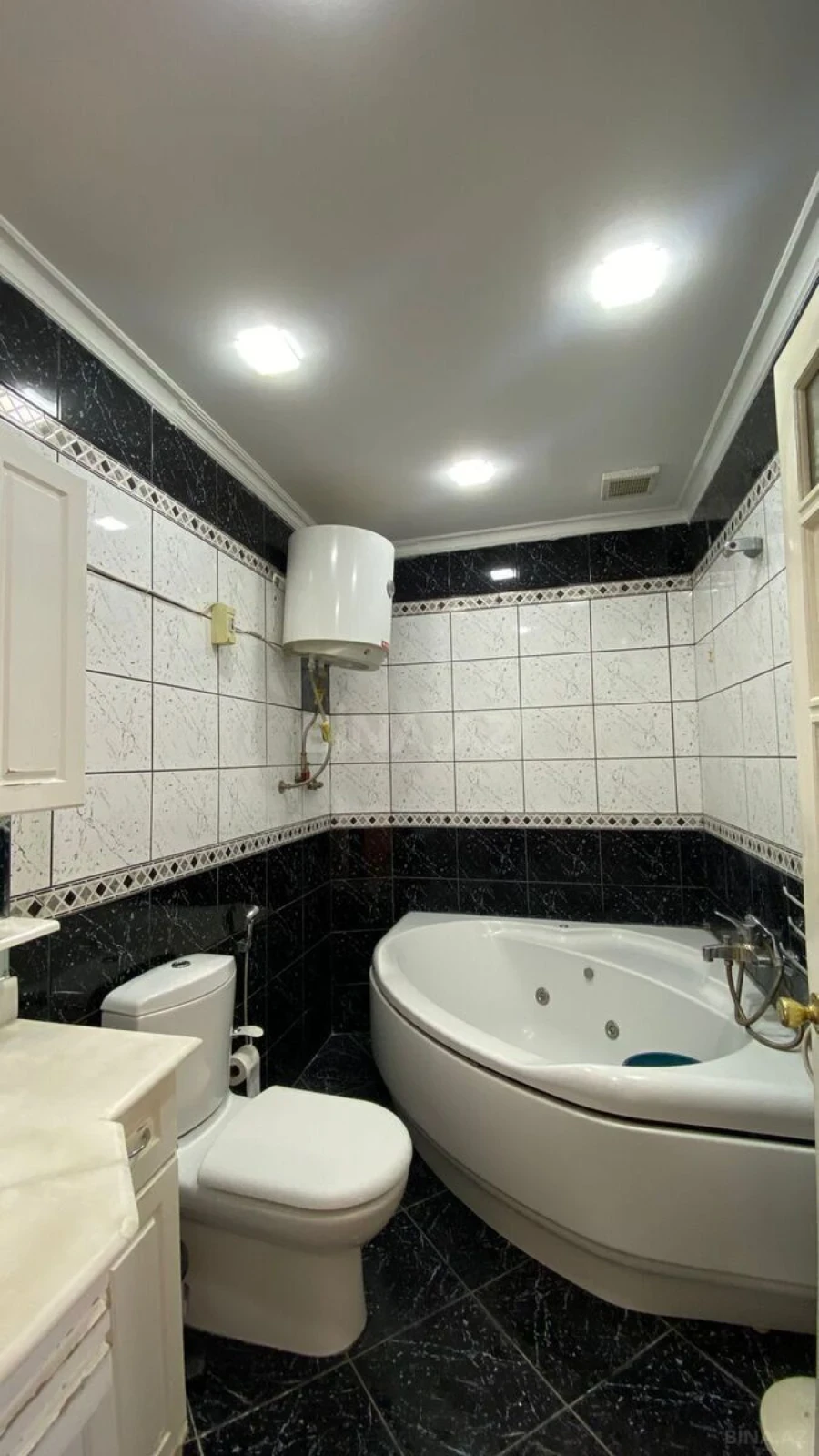 Satılır 4 otaqlı mənzil 150 m²
