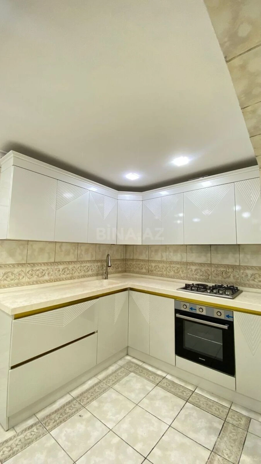 Satılır 4 otaqlı mənzil 150 m²