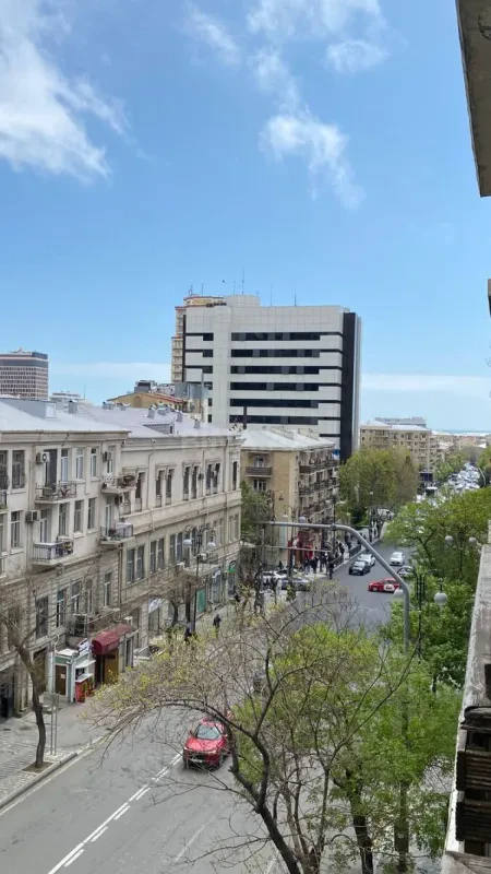 Satılır 4 otaqlı mənzil 150 m²