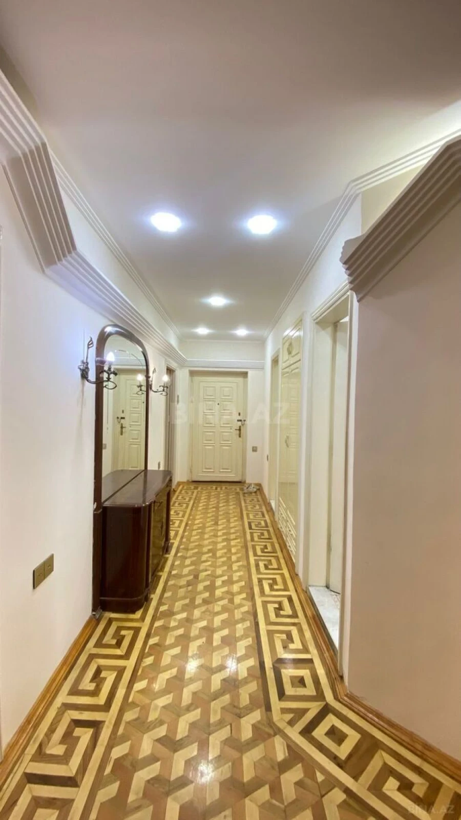 Satılır 4 otaqlı mənzil 150 m²