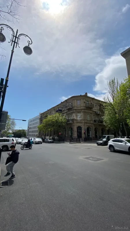 Satılır 4 otaqlı mənzil 150 m²