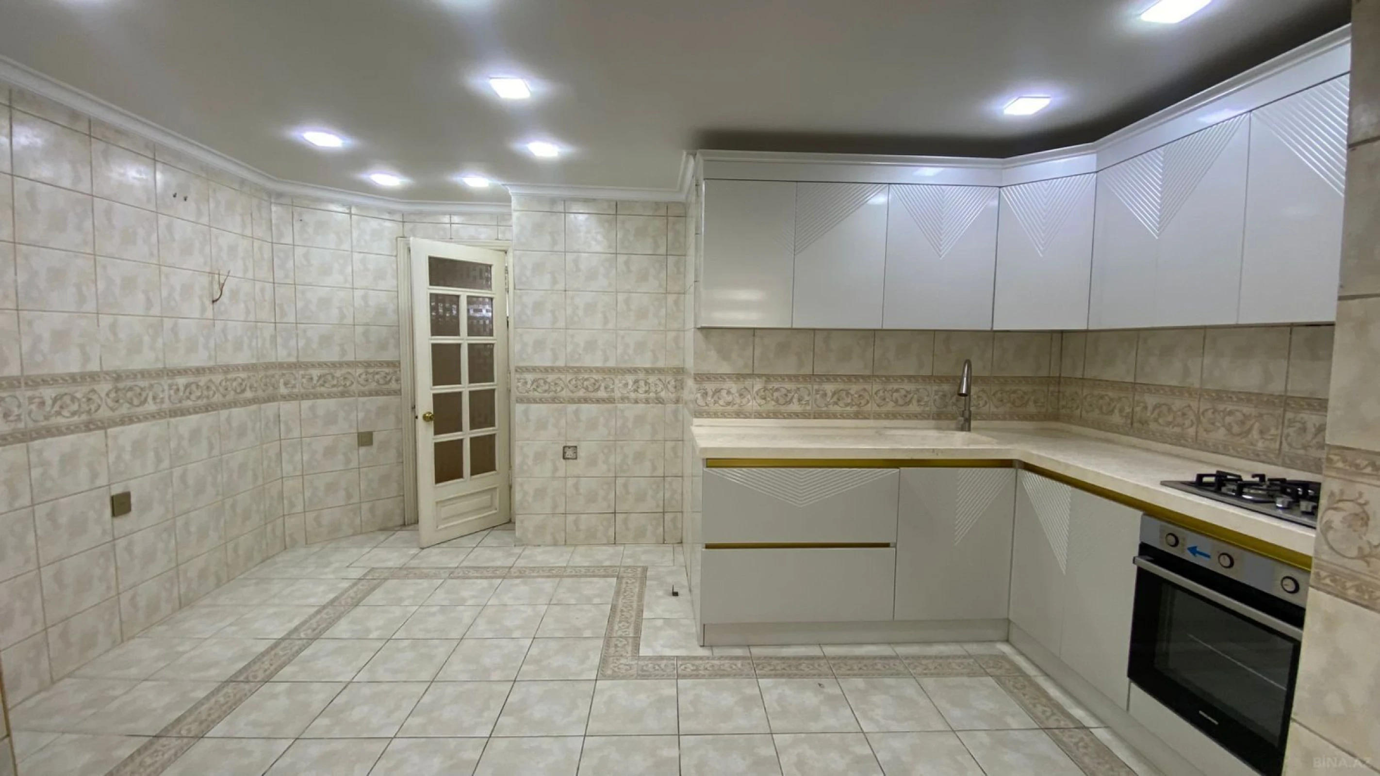 Satılır 4 otaqlı mənzil 150 m²
