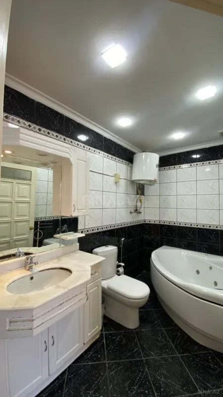 Satılır 4 otaqlı mənzil 150 m²