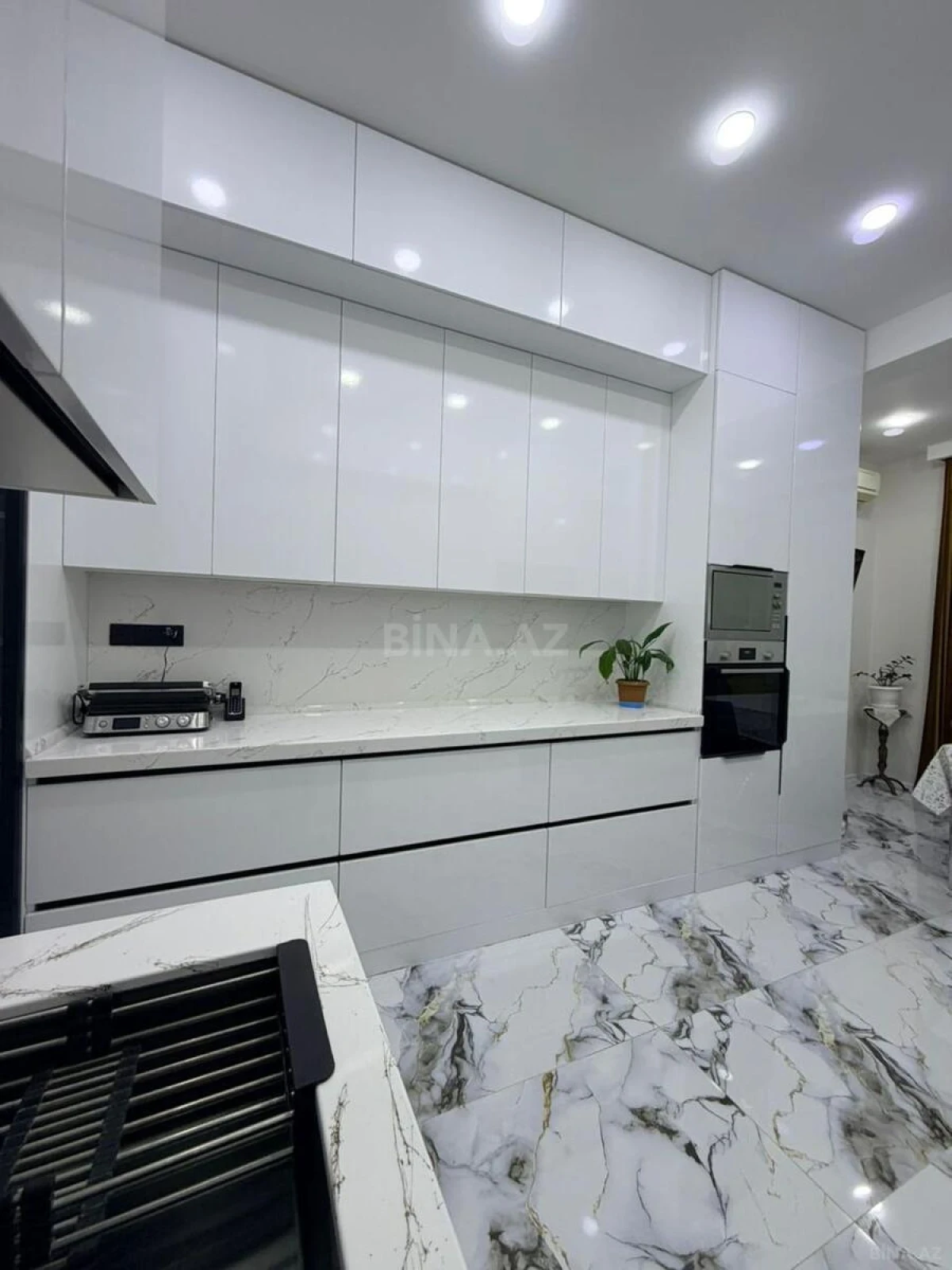 Satılır 4 otaqlı mənzil 161 m²