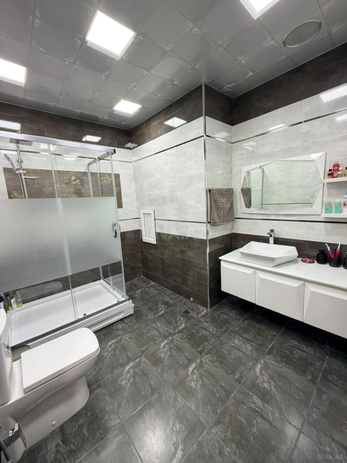 Satılır 4 otaqlı mənzil 161 m²