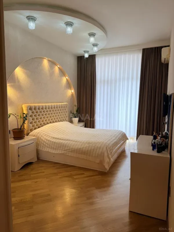 Satılır 4 otaqlı mənzil 161 m²