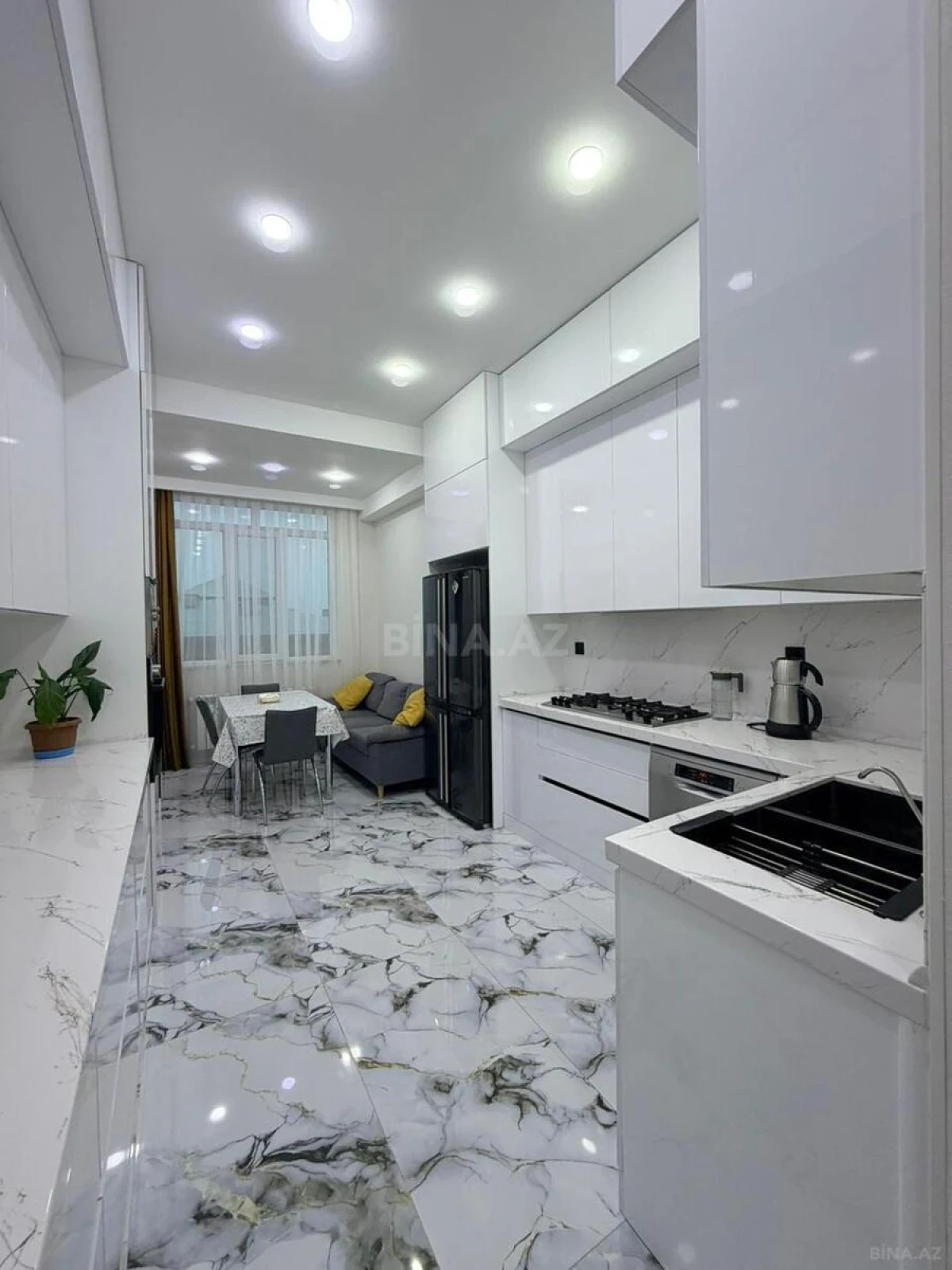 Satılır 4 otaqlı mənzil 161 m²