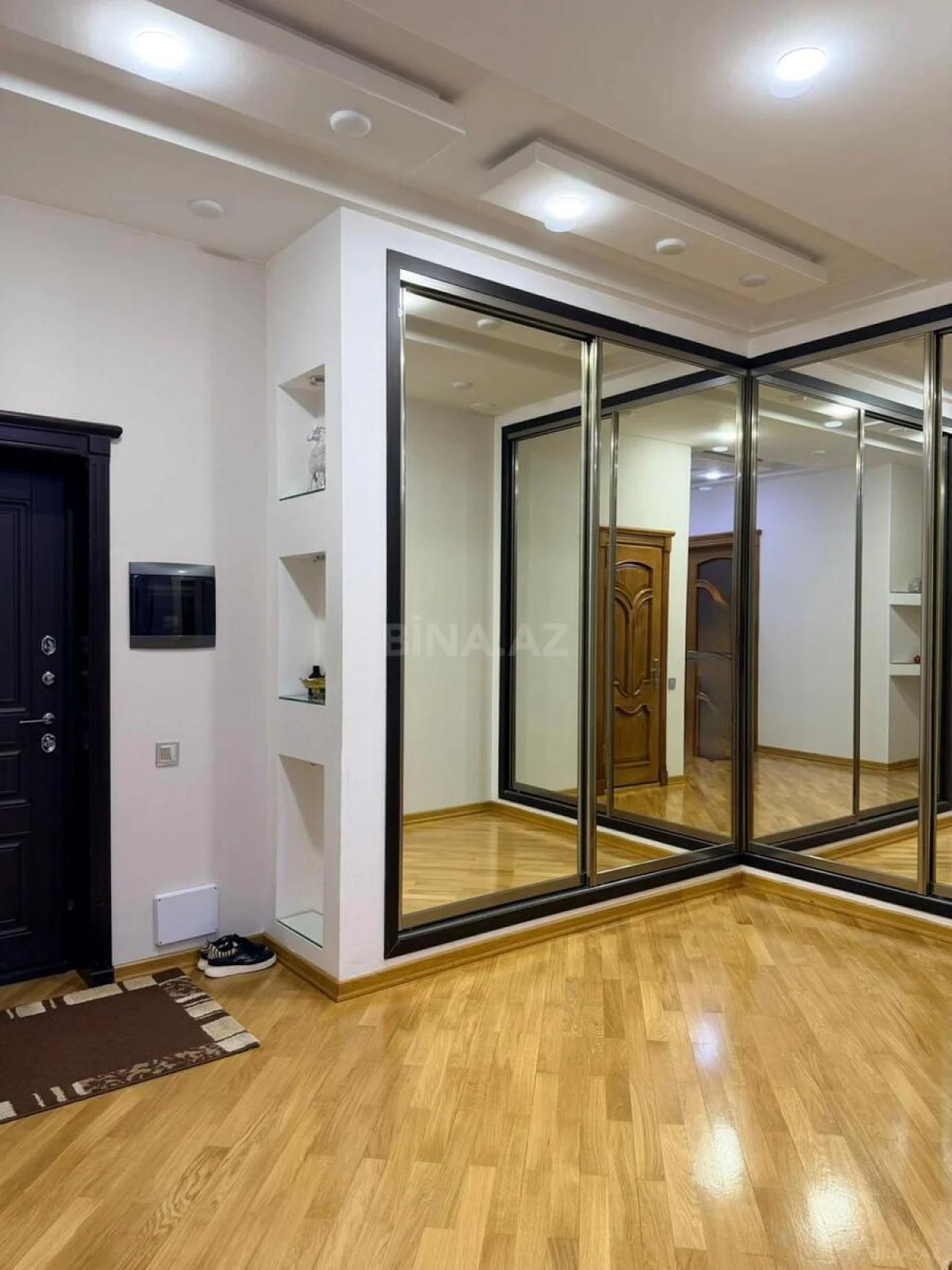 Satılır 4 otaqlı mənzil 161 m²