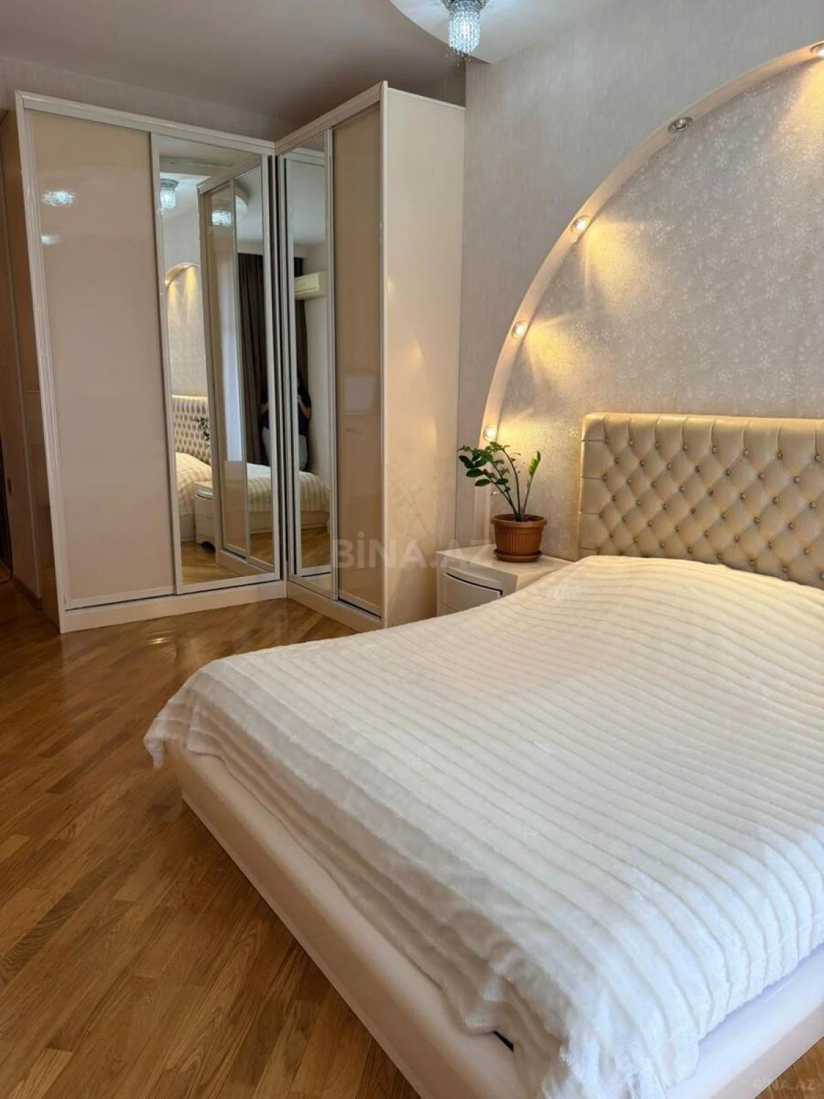 Satılır 4 otaqlı mənzil 161 m²