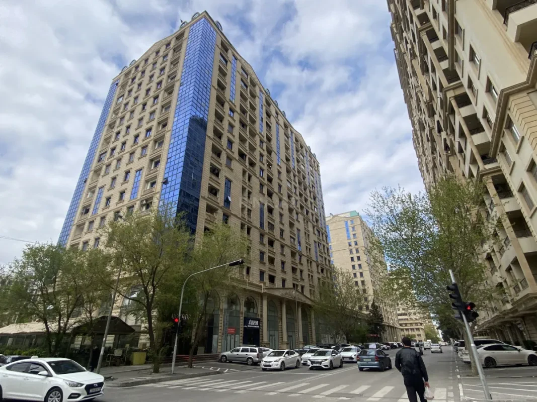 Satılır 4 otaqlı mənzil 203 m²