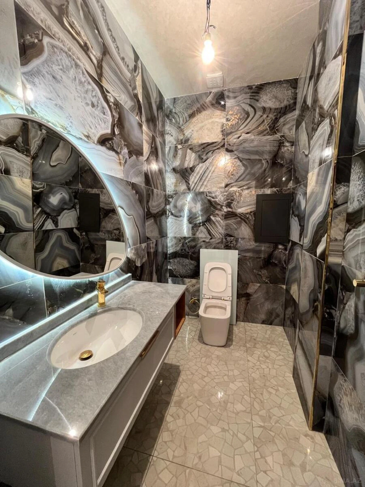 Satılır 12 otaqlı mənzil 830 m²