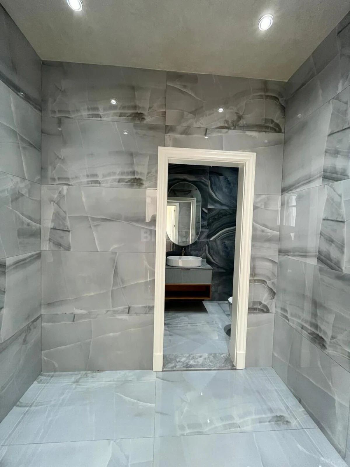 Satılır 12 otaqlı mənzil 830 m²