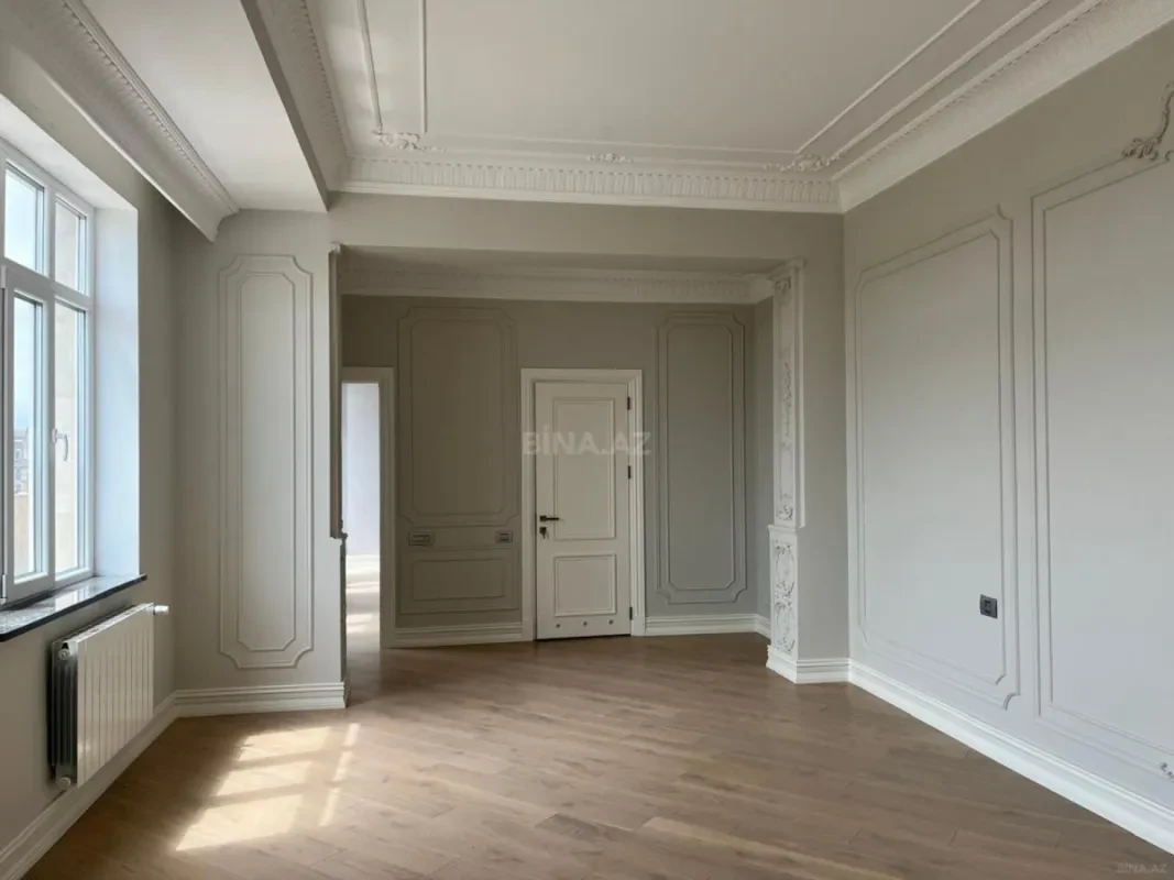 Satılır 12 otaqlı mənzil 830 m²