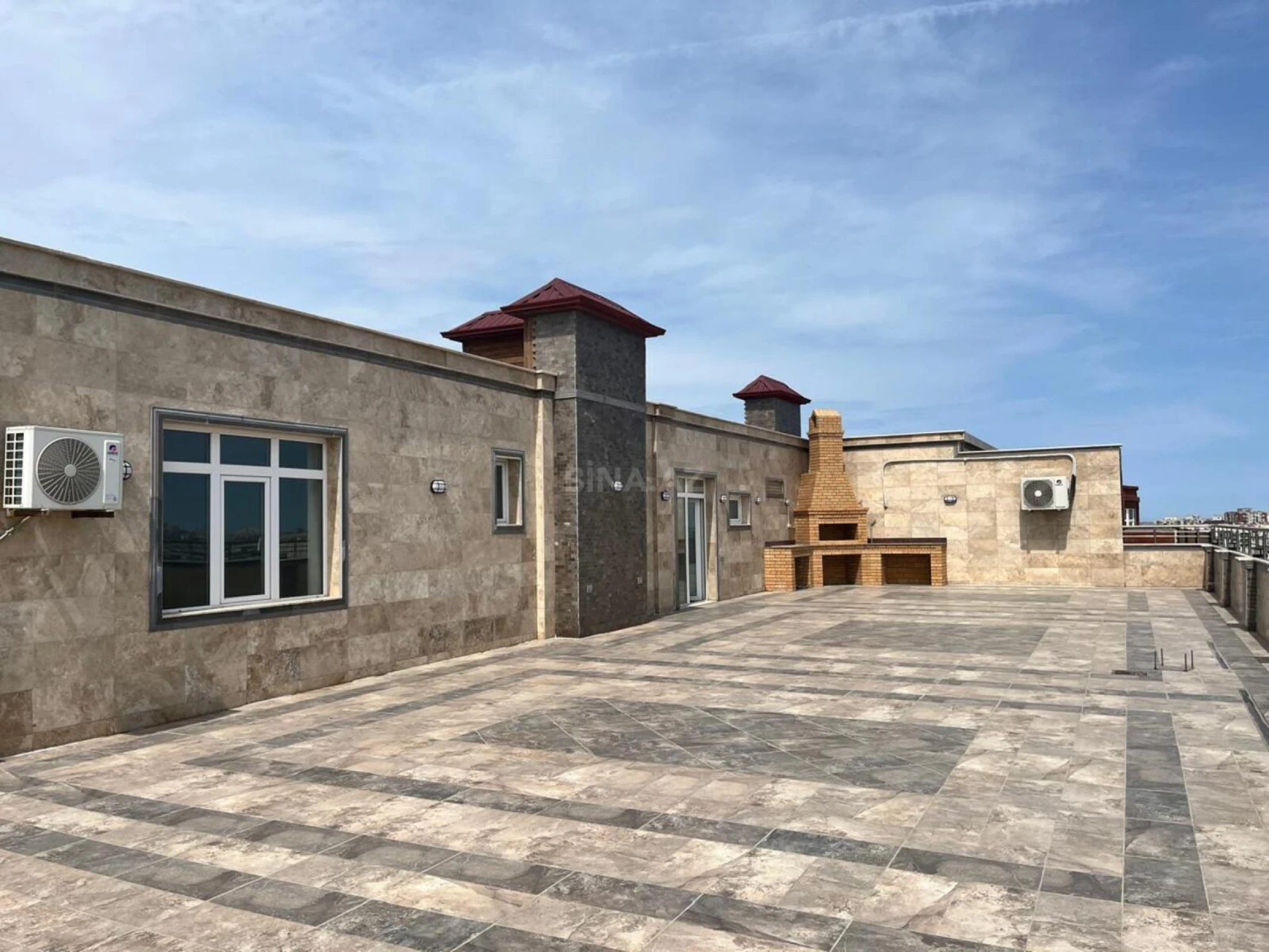 Satılır 12 otaqlı mənzil 830 m²