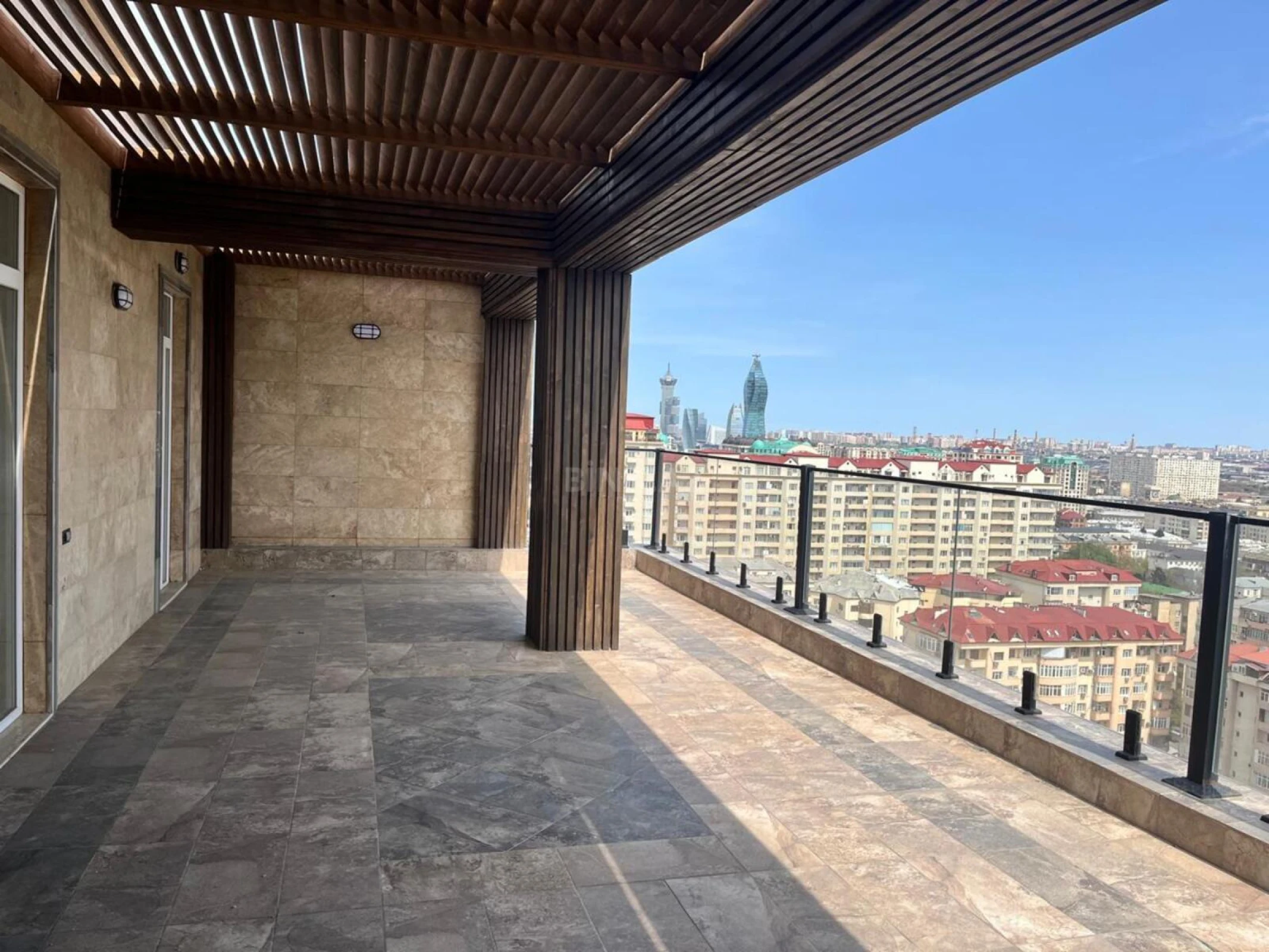 Satılır 12 otaqlı mənzil 830 m²